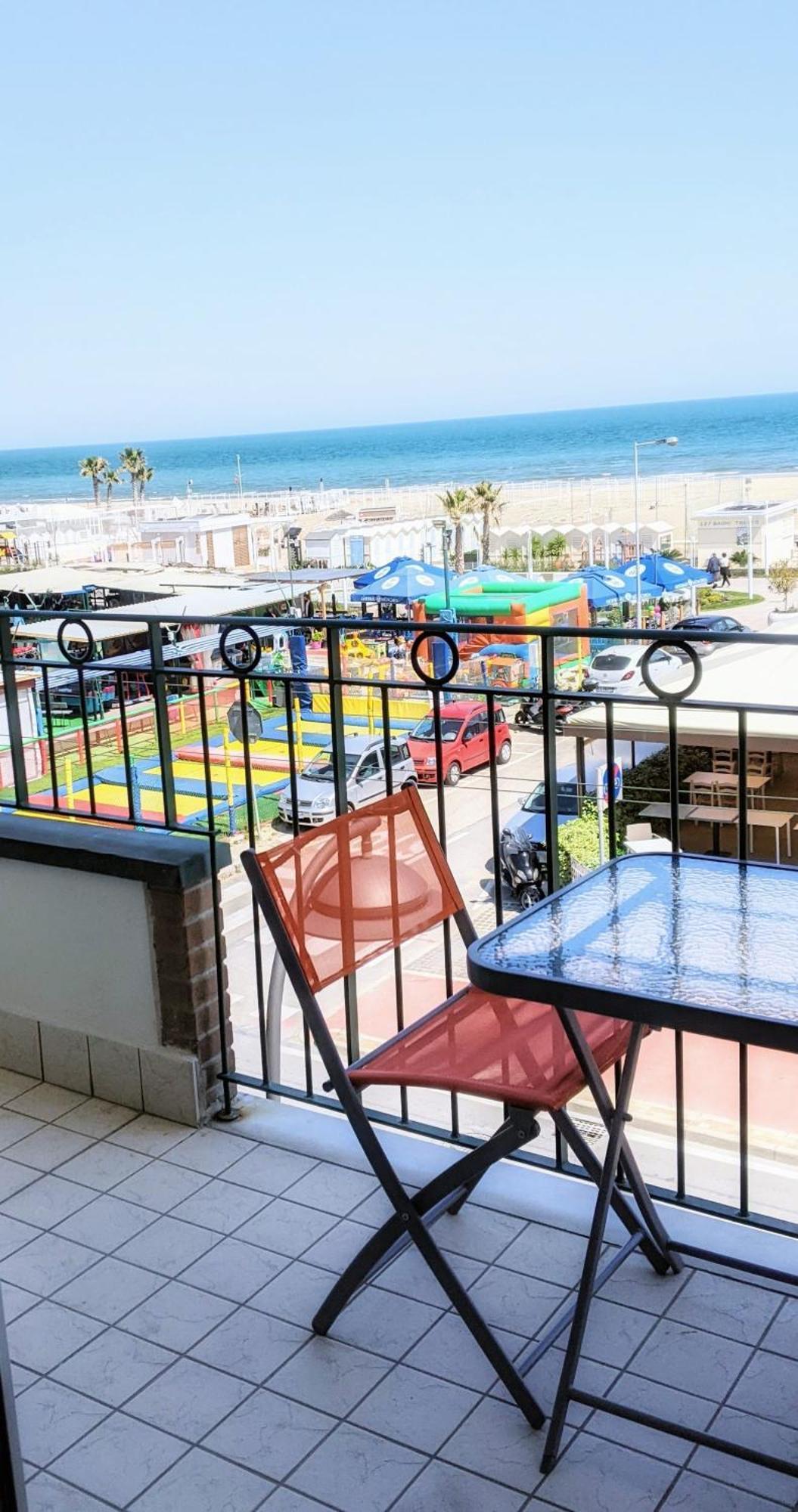 Appartamento A Riccione Con Balconcino Vista Mare Eksteriør billede